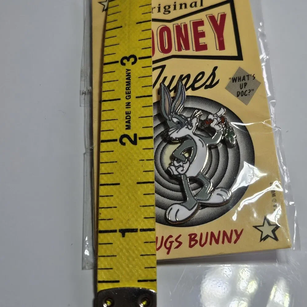 Looney Tunes Lapel Pin Bugs Bunny 1993 Warner Brothers Eating Carrot Classic